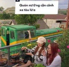 Quán nướng cận cảnh xe tàu lửa
